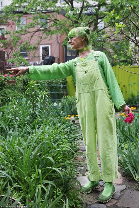 Green Aesthetic Person, Green People Aesthetic, Full Green Outfit, Pink And Green Fashion, Bright Green Outfit, Old Lady Aesthetic, Black Women Green Aesthetic, Green Lady Of Brooklyn, Pink Green Outfit