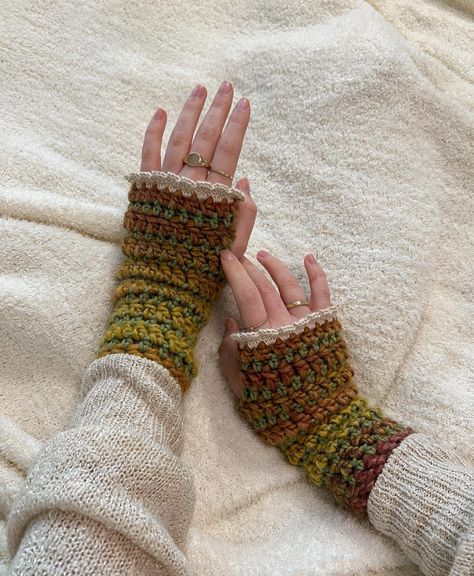 Hand Warmers Crochet Pattern, Arm Warmers Crochet, Striped Gloves, Crochet Hand Warmers, Old Fashion Dresses, Crochet Gloves, Fall Accessories, Diy Crochet Projects, Crochet Accessories