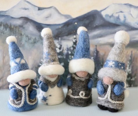 Felting Gnomes, Cabin Ornaments, Felt Gnome, Christmas Cabin, Felted Christmas, Gnome Tutorial, Needle Felting Diy, Wool Felt Projects, Needle Felted Christmas