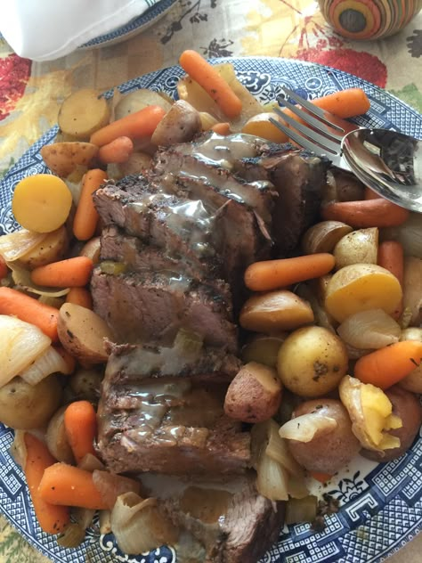 Slow Cooker Eye of Round Roast With Vegetables Slow Cooker Round Roast, Round Eye Steak Recipes, Round Roast Recipe, Eye Of Round Roast, Beef Roast Crock Pot, Eye Of Round, Crockpot Roast Recipes, Round Steak Recipes, Slow Cooker Lamb