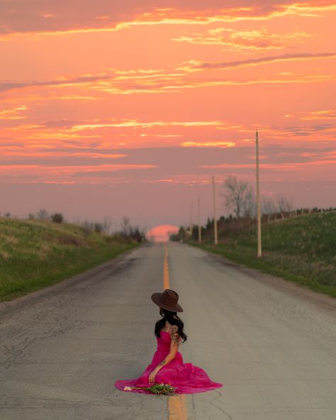 photo/young-woman-in-a-pink-dress-and-a-hat-sitting-in-the-middle-of-the-road-at-sunset- Roadside Photoshoot, Middle Of The Road Photoshoot, Forest Poses, Goa Photos, Road Photoshoot, Woman Successful, Grad Poses, Horse Photography Poses, Bday Photoshoot