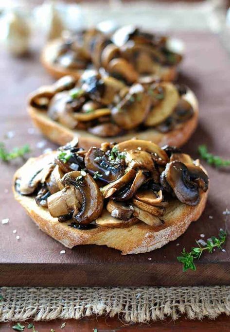 Mushroom Crostini, Garlic Toast Recipe, Italian Christmas Dinner, Garlic Toast, Christmas Dinner Menu, Vegan Appetizers, Garlic Herb, Toast Recipes, Mushroom Recipes