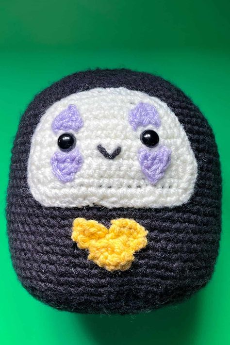 A free No Face crochet pattern! Perfect gift for anime lovers, geeks and nerds! #crochetanime #amigurumidolls #crochetpatterns #crochetnoface #noface #studioghibli No Face Crochet Pattern Free, No Face Crochet Pattern, Ghibli Crochet Pattern Free, Studio Ghibli Crochet Pattern, No Face Crochet, Anime Crochet Patterns Free, Ghibli Gifts, Crochet Diys, Knit Inspiration