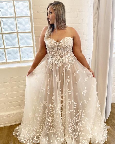 Spring Plus Size Wedding Dress, Nude Wedding Dress Plus Size, Plus Size Wedding Dress Rustic, Elopement Wedding Dresses Plus Size, Curvy Lace Wedding Dress, Rustic Boho Wedding Dress Curvy, Wedding Dresses Busty Bride, Summer Wedding Dress Plus Size, Boho Beach Wedding Dress Plus Size