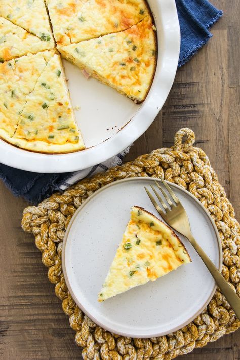 This Cottage Cheese Crustless Quiche is easy and delicious! This versatile recipe is perfect for breakfast or dinner. Just add your favourite quiche ingredients to a smooth and creamy cottage cheese and egg base, and you have a tasty crustless quiche ready in less than 1 hour. French Toast Waffles, Thanksgiving Brunch, Quiche Recipes Easy, Breakfast Appetizers, Cheese Quiche, Tart Dessert, Breakfast Quiche, Crustless Quiche, Pretty Life