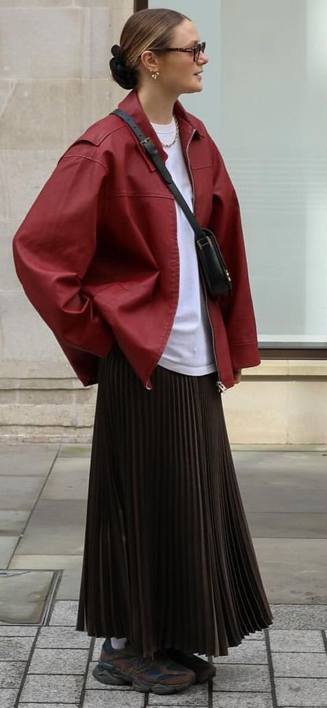 Pleated Skirt Winter Outfit, Pleated Skirt Street Style, Skirt Winter Outfit, Pleated Skirt Winter, Skirt Street Style, Styling Skirts, Skirt Winter, Everyday Fits, Outfit Combos