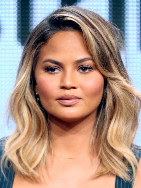 Chrissy Teigen Chrissy Teigen Hair, Blond Balayage, 2015 Hairstyles, Medium Long Hair, Hair Styles 2017, Blonde Hair With Highlights, Chrissy Teigen, Hair Images, Short Hairstyle