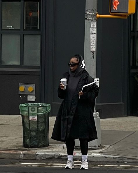 New York Fall Outfit Black Women, Raincoat Outfit Woman, Winter Outfits 2023 Black Women, New York Outfit Black Women, London Winter Outfits Black Women, Cozy Fall Outfits Black Women, Autumn Aesthetic Black Women, Montreal Outfit Winter, Black Woman Winter Outfits