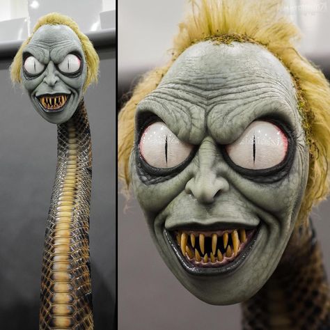 Magee FX (@mageefx) debuted the giant Beetlejuice Snake at last weekends Monsterpalooza in Pasadena! • Left Photo b Beetlejuice Snake, Haunted Wedding, Beatle Juice, Beetlejuice Halloween, Adornos Halloween, Halloween Yard Decorations, Halloween Yard, Halloween 2019, Halloween 2020