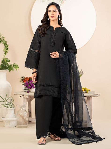 Black Pakistani Suit, Black Bridal Dresses, Dress Design Pakistani, Stylish Kurtis Design, Desi Dress, Printed Organza, Velvet Dress Designs, Lawn Suit, Pakistani Fashion Casual