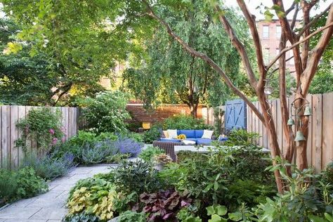 An outdoor garden designed by Todd Haiman for Samira Kawash and Roger Cooper in Park Slope, Brooklyn. Brooklyn Backyard, Townhouse Garden, Urban Backyard, Roof Garden Design, Garden Oasis, City Garden, Backyard Makeover, Roof Garden, Small Gardens