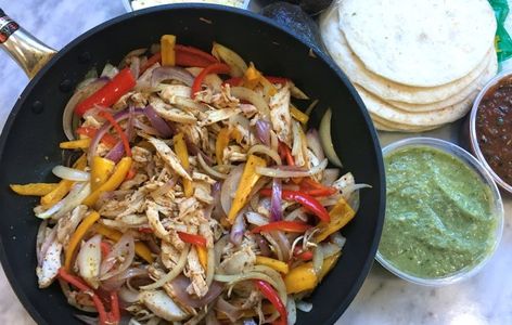 Rotisserie Chicken Magic: Quick and easy chicken fajitas Rotisserie Chicken Fajitas, Dinner Rotisserie Chicken, Recipes Rotisserie Chicken, Crockpot Chicken Enchiladas, Easy Chicken Fajitas, Recipes Using Rotisserie Chicken, Oven Chicken Recipes, Chicken Fajita Recipe, Healthy Chicken Recipes Easy