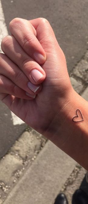 Simple Tattoo Ideas For Women, Small Simple Tattoo Ideas, Simple Tattoo Ideas, Heart Tattoo Wrist, Tiny Heart Tattoos, Small Heart Tattoos, Tattoo Trend, Shape Tattoo, Muster Tattoos