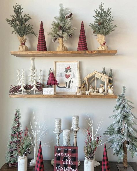 Floating Shelf Decor, Cabin Christmas, Traditional Christmas Decorations, Christmas Decor Inspiration, Christmas Mantel Decorations, Christmas Kitchen Decor, Christmas Themes Decorations, Christmas Decorations For The Home, Christmas Mantels