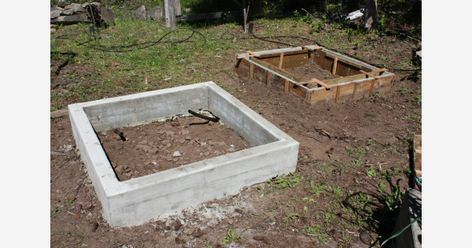 poured concrete raised bed themessygardener.blogspot.com Concrete Raised Garden Beds, Building Raised Garden Beds, Raised Flower Beds, Vegetable Garden Raised Beds, Building A Raised Garden, Backyard Flowers, Raised Garden Beds Diy, Raised Planter, Garden Design Plans