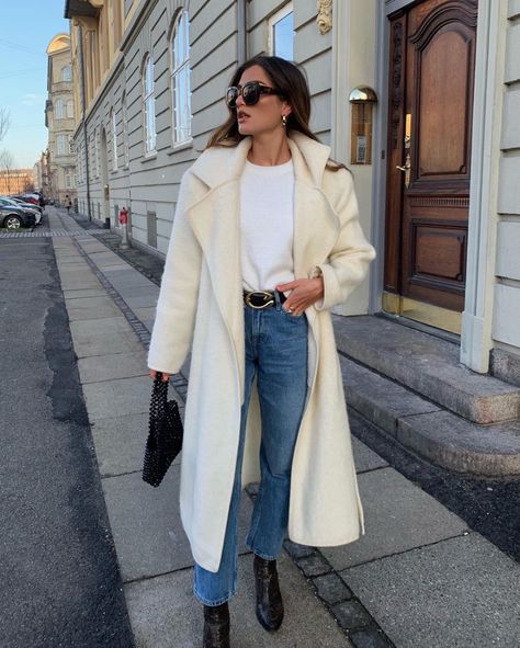 Simple Jeans Outfit, White Coat Outfit, Minimalist Moda, Style Casual Chic, Winter Mode, Outfit Jeans, Fashion Blogger Style, White Coat, Coat Outfits