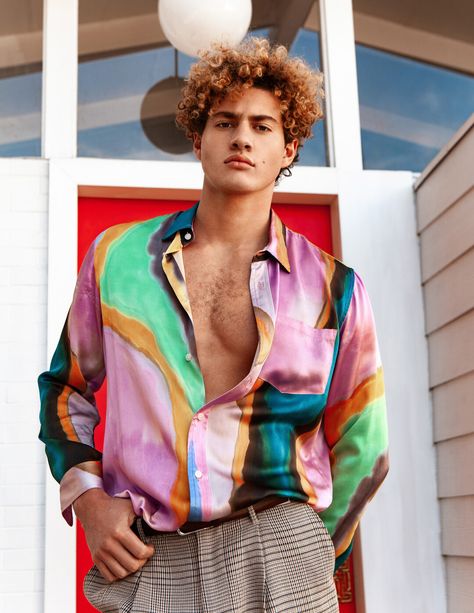 Disco Outfit Men, Colorful Outfits Men, Euphoria Men, Funky Shirts, Male Models Poses, Mens Fashion Editorial, Swimsuit Season, Patterned Shirts, Men Street Fashion