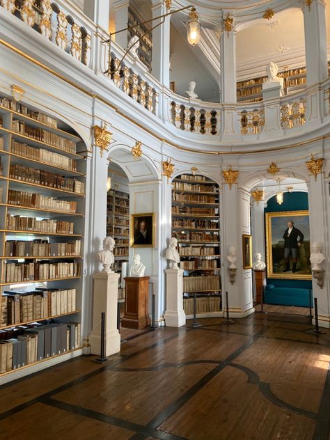 Old Money Library Room, Library In Mansion, Old Money Houses Interior, Giant Victorian Mansion, Big House Library, Huge Library In House, Massive Home Library, Old Money Aesthetic Library, Huge Home Library