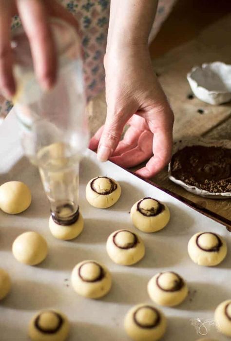 Meringue Cookies Mushroom, Button Mushroom Cookies, Cottagecore Savory Food, Spiced Mushroom Cookies, Mushroom Cookies Recipe, Mushroom Thumbprint Cookies, Mushroom Shaped Dessert, Woodland Christmas Cookies, Cookie Mushroom