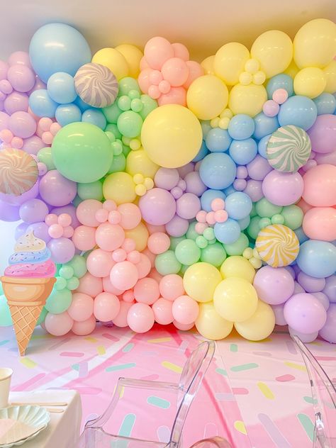 Candy land snoep feestje candy party Candy Backdrop Ideas, Candy Land Party Ideas, Candy Photo Backdrop, Candy Land Baby Shower Theme, Candy Land Birthday Party Ideas Pastel Colors, Candy Land Balloons, Candyland Theme Backdrop, Candy Land Theme Backdrop, Candy Party Theme