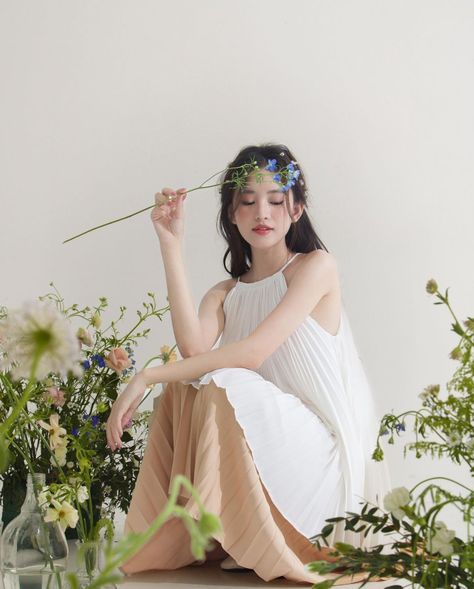 Kpop Garden Photoshoot, Cottagecore Studio Photoshoot, Pre Debut Photoshoot Ideas Studio, Photoshoot With Bouquet, Flower Photoshoot Studio, Photoshoot Flowers Studio, Korean Inspired Photoshoot, Korean Photoshoot Concept, Korean Photoshoot Aesthetic