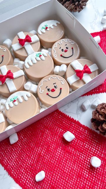 Christmas Oreo Pucks, Christmas Oreos Dipped, Christmas Dipped Oreos, Christmas Cake Pucks, Christmas Oreos Chocolate Covered, Fall Oreos, Christmas Dessert Box Ideas, Bentos Cake, Pink Chocolate Covered Oreos