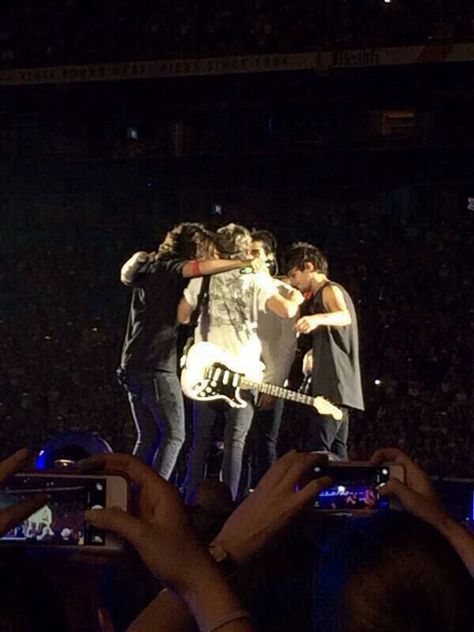 Last hug with Zayn Malik 1d Concert, Group Hug, One Direction Concert, One Direction Photos, One Direction Pictures, Group Of People, 1d And 5sos, I Love One Direction, 1 Direction