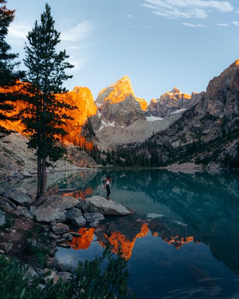 First light in the mountains😌 Mt Reiner, Outdoor Pics, Inspi Photo, Mountain Aesthetic, Mountains Aesthetic, Mountain Photos, Lino Cut, Mountain Life, California Art