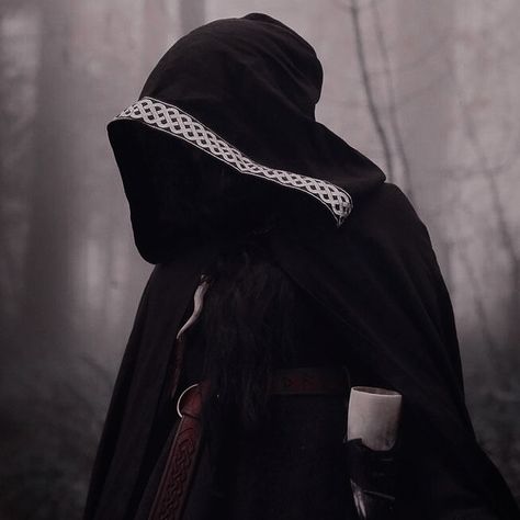 Medieval Girl Aesthetic, Midevil Aesthetics, Dark Fairytale Aesthetic, Gown Aesthetic, Medieval Girl, Black Cloak, Medieval Aesthetic, Orphan Girl, Dark Fairytale