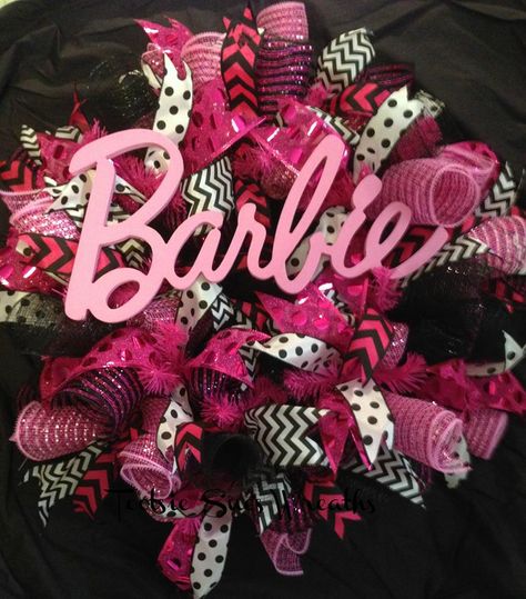 Barbie Wreath Ideas, Barbie Wreath Front Doors, Diy Barbie Christmas Decorations, Barbie Wreaths, Barbie Christmas Tree Ideas, Barbie Bunco, Barbie Wreath, Barbie Silhouette Party, Candyland Tree