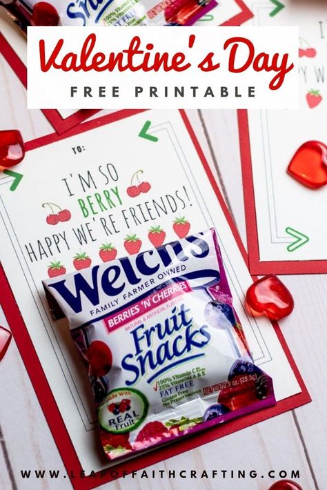 Free Valentine's printable! Attach fruit snacks to them to make a cute allergy free valentine for classmates. #valentines #printables #valentineprintables #fruitsnacks #diyvalentine Valentine For Classmates, Daycare Gifts, Pinterest Valentines, Roses Valentine, Valentines Snacks, Valentinstag Party, Class Valentines, Valentine Gifts For Kids, Fruit Snack