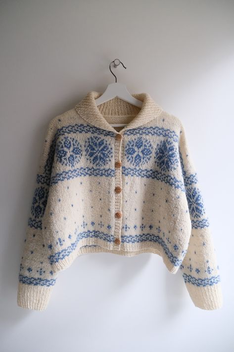 Ravelry: Christstollen Cardigan by Soumine KIM Ravelry Sweater Patterns, Fair Isle Cardigan Knitting Pattern, Crochet Colorwork, Knitting Board, Stranded Knitting, Handmade Cardigan, White Knit Cardigan, Fair Isle Knitting Patterns, Fair Isle Cardigan