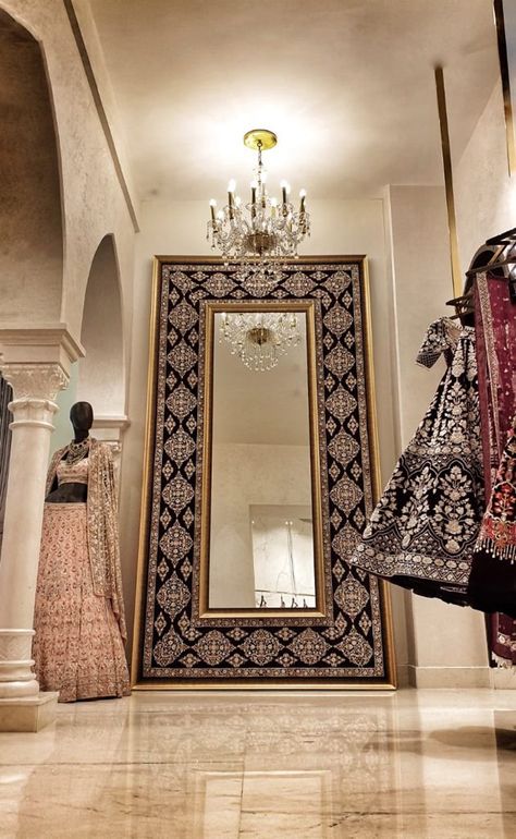 Manish Malhotra Studio Interior, Mirror For Boutique, Pakistani Boutique Interior, Indian Retail Store Design, Indian Botique Interiors, Indian Boutique Interior, Botique Interiors Design, Indian Clothing Boutique Interior, Boutique Interior Design Indian