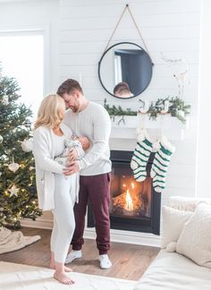 Newborn Photos Christmas Tree, Newborn Christmas Card Families, 1st Family Christmas Photos, Winter Family Newborn Pictures, Christmas Family Newborn Pictures, Holidays With Newborn, Baby Pictures In Front Of Christmas Tree, Newborn Holiday Photos, Holiday Newborn Family Photos