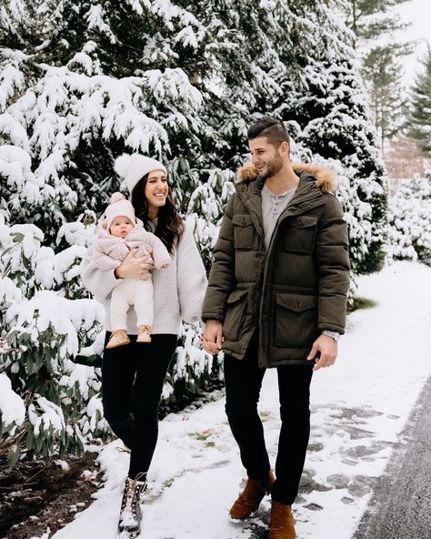 Winterwonderland photoshoot #baby #snowy #photoshootideas #family #babyphotographyideas #winterwonderlandtheme Baby Snow Photoshoot, Family Photos Snow, Snow Family Pictures, Winter Family Photography, Snow Photoshoot, Baby Snow, Winter Ootd, Winter Wonderland Theme, Baby In Snow