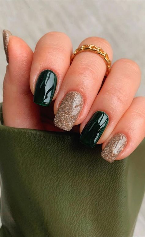 30. Glitter and Dark Green Glossy Nails Thanksgiving is approaching! Thanksgiving is a great time to be around family and friends. Are you looking... Green Glossy Nails, Fall Thanksgiving Nails, Glossy Nails, Nye Nails, Boho Nails, New Years Eve Nails, Dark Green Nails, Simple Fall Nails, Green Nail Designs