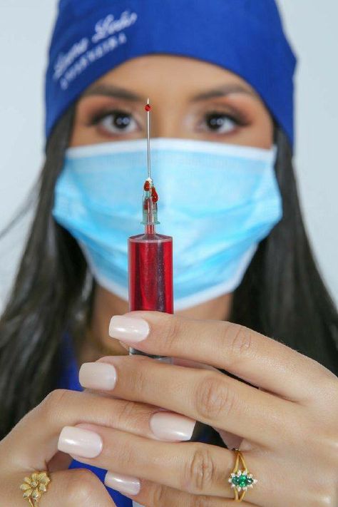 Phlebotomy Graduation Pictures, Nursing School Graduation Pictures, Pinning Ceremony Nurse, Med School Graduation, Nursing School Inspiration, Medical Laboratory Scientist, Nursing Graduation Pictures, Nurse Photos, College Graduation Pictures Poses