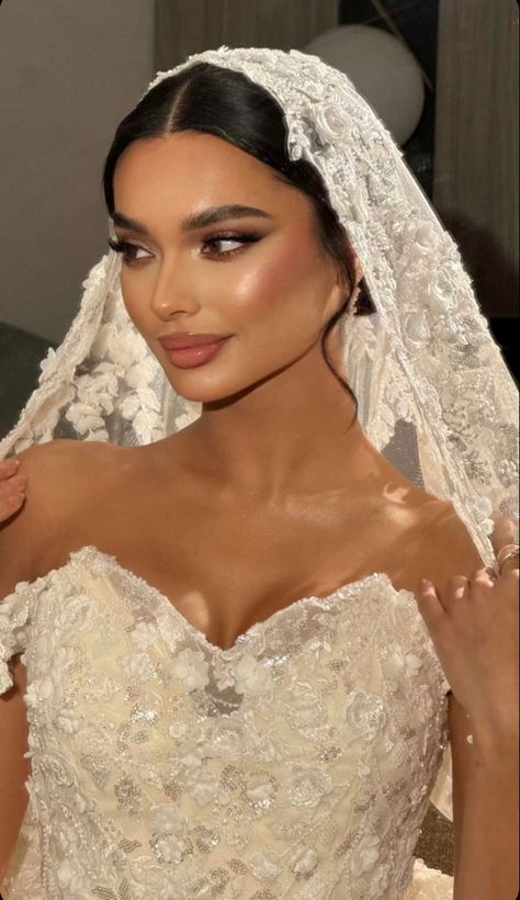 Brides Hair And Makeup, Ivory Veil Wedding, Arab Bridal Hair, Tan Bridal Makeup, Wedding Hairstyles Arab, Arab Bride Makeup, Middle Eastern Wedding Makeup, Arab Bridal Makeup, Arabic Wedding Makeup