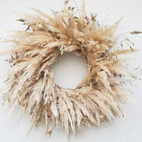 Styling with Pampas grass Grass Wreath, Dried Wreath, Bohemian Christmas, Fleurs Diy, Pampas Grass Decor, Grass Decor, Dried Flower Wreaths, Thanksgiving Wreaths, Boho Christmas