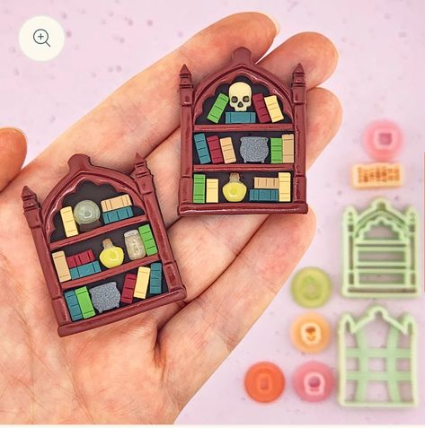 Christmas Book Shelf, Tiny Bookshelf, Tiny Items, Resin Polymer Clay, Clay Christmas, Polymer Clay Christmas, Card Balance, Tool Gifts, Christmas Book