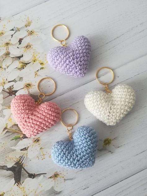 Crochet Car Keychain, Heart Crochet Keychain, Matching Crochet Keychains, Cute Diy Keychains, Keychain Crochet Ideas, Cute Crochet Keychains, Knitting Keychain, Crochet Key Chains, Key Chain Crochet