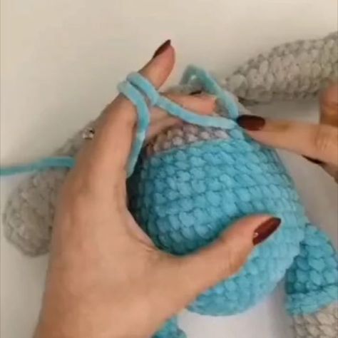 Rosa Villacorta - Crochet y Amigurumi | Aprende Crochet desde cero y con las mejores técnicas 💯🥰 Podrás realizar todo tipo de lindas creaciones 😍💫 Para uso personal o para… | Instagram Crochet Baby Shoes Pattern, Crochet Animal Amigurumi, Crochet Eyes, Crochet Teddy Bear Pattern, Crochet Disney, Crochet Bunny Pattern, Crochet Rabbit, Crochet Baby Toys, Crochet Stitches Video