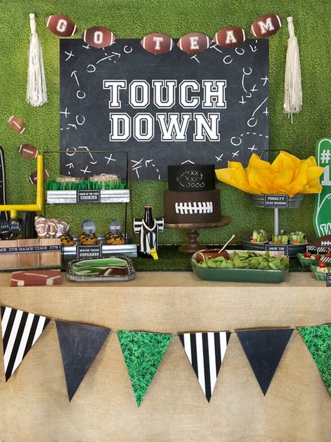 TOUCHDOWN! Take the hassle out of hosting. Party printables are a cheap and easy way to add a ton of style to your next Super Bowl party! For links to these and more Football party decor ideas check out Parties with a cause. #footballparty #footballdecor #gametime #sportsparty #superbowl Superbowl Party Decorations Diy, Superbowl Ideas, Diy Super Bowl, Football Themed Party, Superbowl Party Decorations, Football Party Foods, Football Party Decorations, Bowl Party Food, Ball Birthday Parties