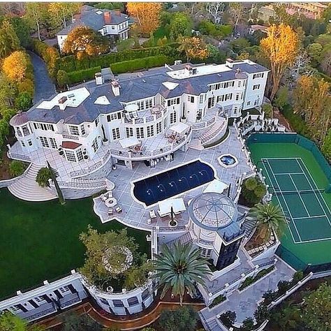 Looks like the White House! Farmhouse Shower, Dream Mansion, A Mansion, Katsuki Bakugo, Modern Mansion, Mansion Interior, Mansions Luxury, Mansions Homes, Luxury Homes Dream Houses