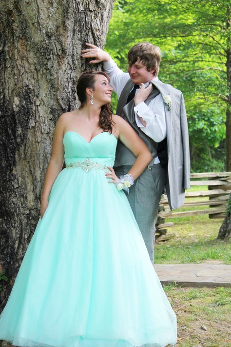 Fun Prom Pictures, Prom Pictures Ideas, Prom Couple Pictures, Couple Prom Pictures, Country Prom, Prom Pictures Group, Couples Prom, Hoco Pictures, Prom Photography Poses