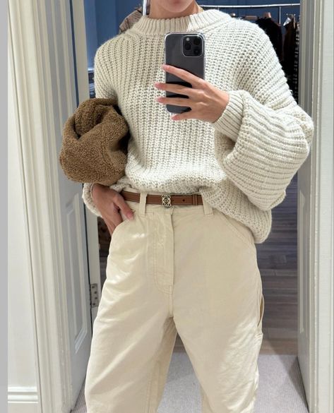 girl wearing beige cargo pants and oversized beige sweater with loewe anagram belt in brown Loewe Belt Street Style, Loewe Anagram Belt Outfit, Loewe Anagram Belt, Beige Belt Outfit, Loewe Belt Outfit, Sweater Outfit Casual, Loewe Belt, Beige Sweater Outfit, Outfit Casual Chic