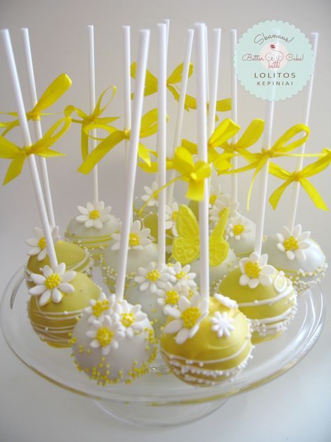 Daisy Theme Cake Pops, Cake Pop Daisy, Daisy Treats Ideas, Daisy Candy Bar, Daisy Themed Food, Baby Shower Daisy Theme, Daisy Strawberries, Daisy Desserts, Cupcakes Decoration Aesthetic