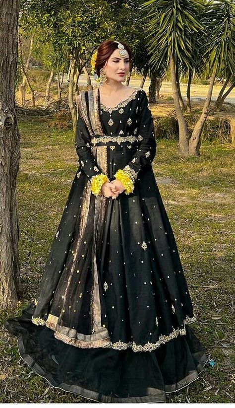 Gown Party Wear Black Colour, Black Maxi Dress Pakistani, Qawwali Night Outfit, Bridesmaid Dresses Pakistani, Qawali Night Outfits, Qawwali Night, Ecosystem Activities, Black Bridal Dresses, Desi Wedding Dresses