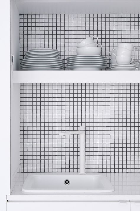 Wonderful White - via Coco Lapine White Mosaic Tile, Small White Kitchens, Trendy Kitchen Tile, White Apartment, Small Apartment Design, White Mosaic, Small Tiles, 아파트 인테리어, Sitges