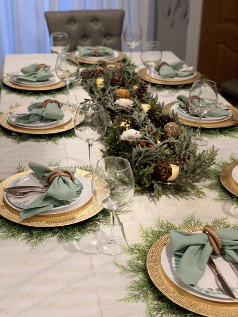 Gold And White Christmas Table, Christmas Table Green, Christmas Table Inspiration, Christmas Dinner Table Settings, Xmas Table Decorations, Christmas Dining Table, Christmas Dinner Table, Christmas Table Centerpieces, Dinner Table Setting